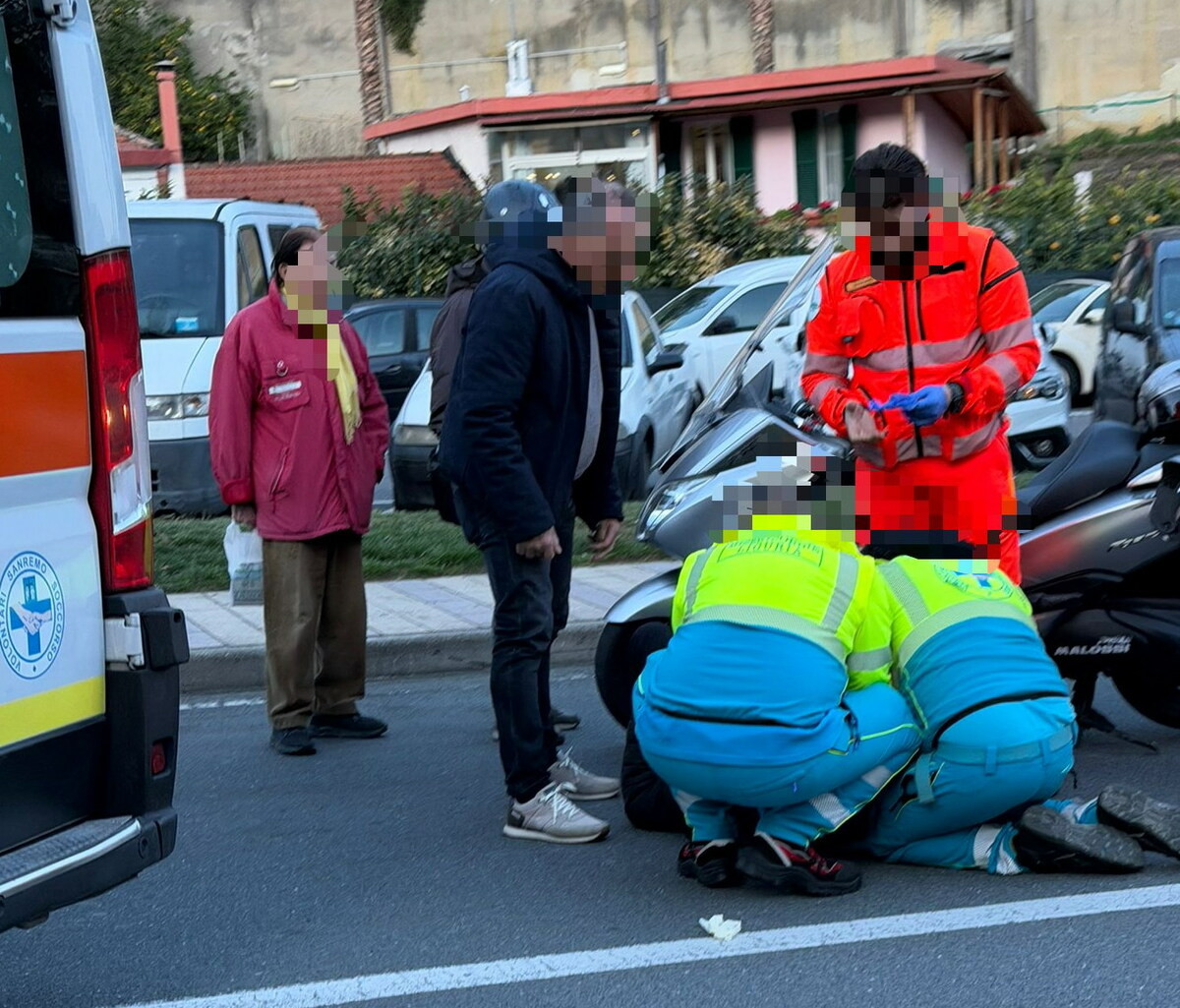 Incidente tra scooter e auto in via Pietro Agosti a Sanremo: tre feriti ...