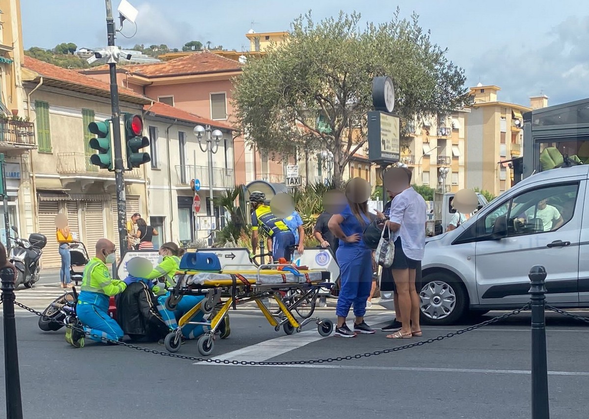 Vallecrosia auto tampona moto al semaforo di via Aprosio, 57enne