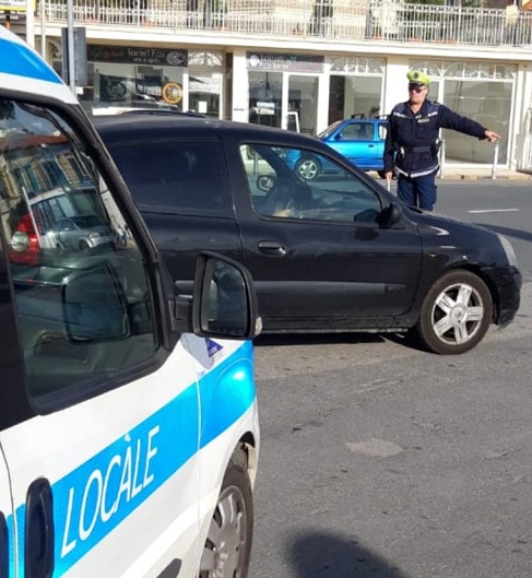 Diano Marina: nuova normativa sui seggiolini per bambini in auto, controlli della polizia municipale (Foto) - SanremoNews.it