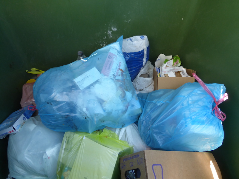 Sanremo: problema rifiuti, Alfredo Schiavi interviene Ecco cosa c'è dentro  ad un cassonetto 