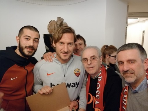 Un compleanno da ricordare per il 'Roma Club Imperia Francesco Totti': l'incontro con Il Capitano e la squadra al completo (Foto e video) Un compleanno da ricordare per il 'Roma Club Imperia Francesco Totti': l'incontro con Il Capitano e la squadra al completo (Foto e video)