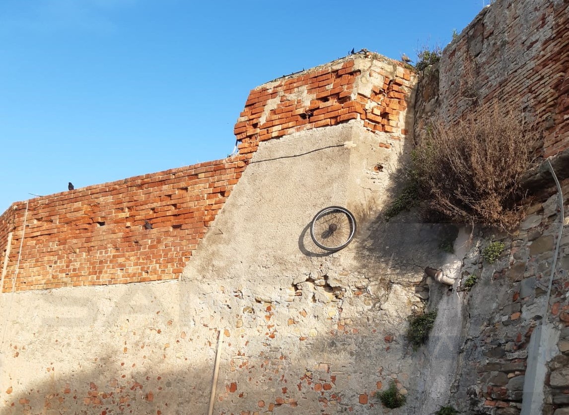 Sanremo: la ruota di una bicicletta in cima al Forte di Santa Tecla, chi ce l’avrà messa? (Foto) Sanremo: la ruota di una bicicletta in cima al Forte di Santa Tecla, chi ce l’avrà messa? (Foto)