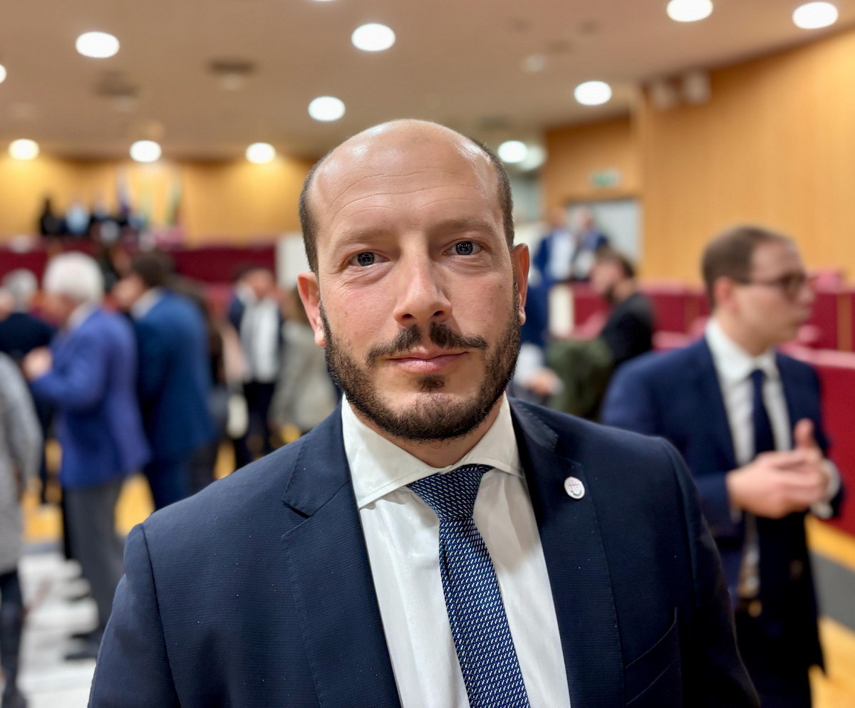 Edificio sequestrato alla criminalità, bandiera italiana, simboli di legalità