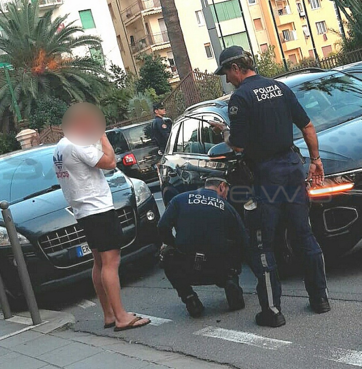 Sanremo: perde il controllo dell’auto e finisce contro un’auto in sosta evitando che finisca tra i pedoni (Foto) Sanremo: perde il controllo dell’auto e finisce contro un’auto in sosta evitando che finisca tra i pedoni (Foto)