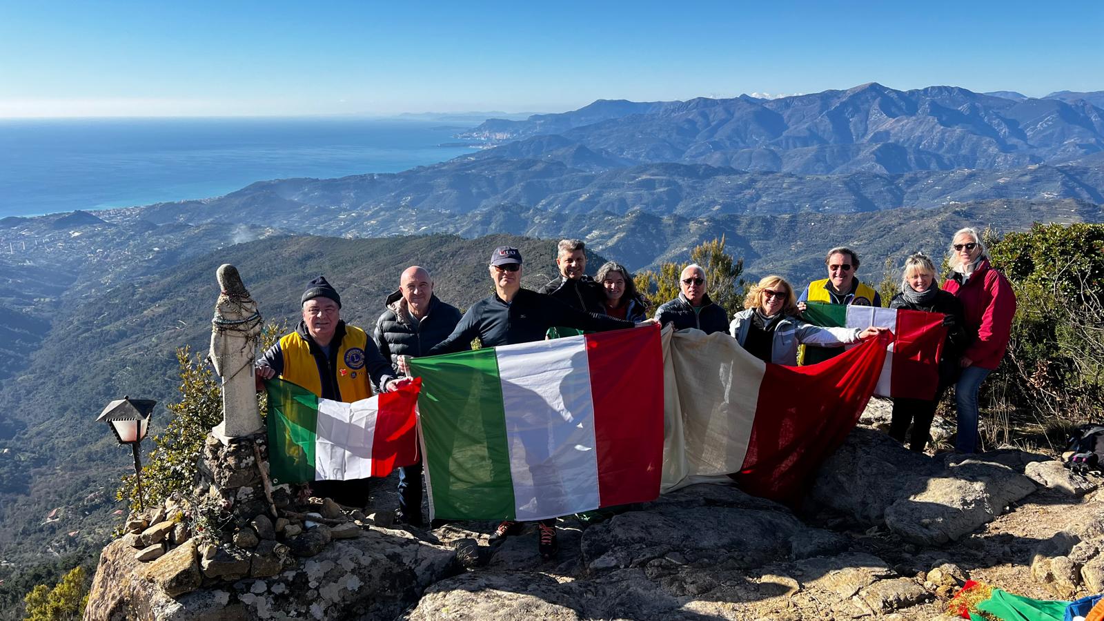 Festeggiato il Tricolore sul Monte Caggio dai Lions Ufficiali d’Italia, Ventimiglia, Sanremo Host e Sanremo Matuzia (foto e video) – Sanremonews.it Festeggiato il Tricolore sul Monte Caggio dai Lions Ufficiali d’Italia, Ventimiglia, Sanremo Host e Sanremo Matuzia (foto e video) – Sanremonews.it