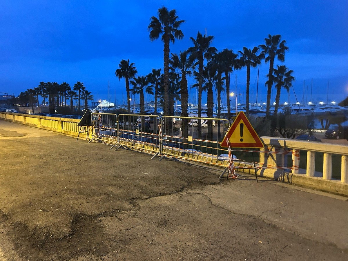 Sanremo: camioncino fa crollare una parte della balaustra di corso Salvo d’Acquisto, strada chiusa e indagini in corso (Foto) Sanremo: camioncino fa crollare una parte della balaustra di corso Salvo d’Acquisto, strada chiusa e indagini in corso (Foto)