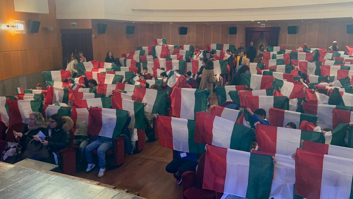 centinaia di studenti con il tricolore in mano per festeggiata la ‘Giornata della Bandiera’ (Foto) – Sanremonews.it centinaia di studenti con il tricolore in mano per festeggiata la ‘Giornata della Bandiera’ (Foto) – Sanremonews.it