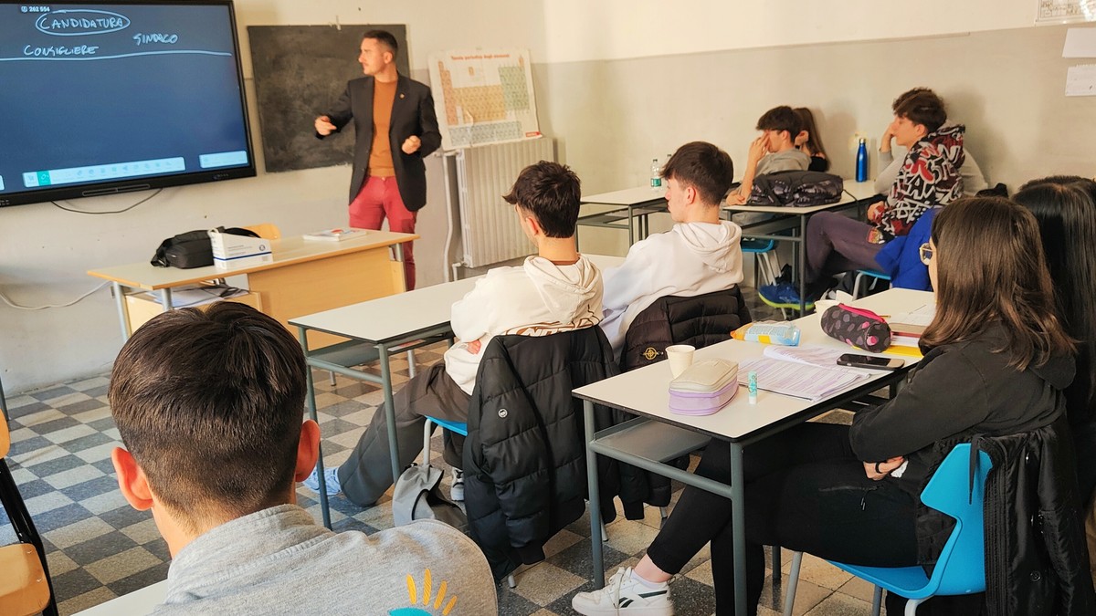 Sanremo: il consigliere comunale Vittorio Toesca ha ‘spiegato’ il Comune agli studenti dell’Istituto Colombo Sanremo: il consigliere comunale Vittorio Toesca ha ‘spiegato’ il Comune agli studenti dell’Istituto Colombo