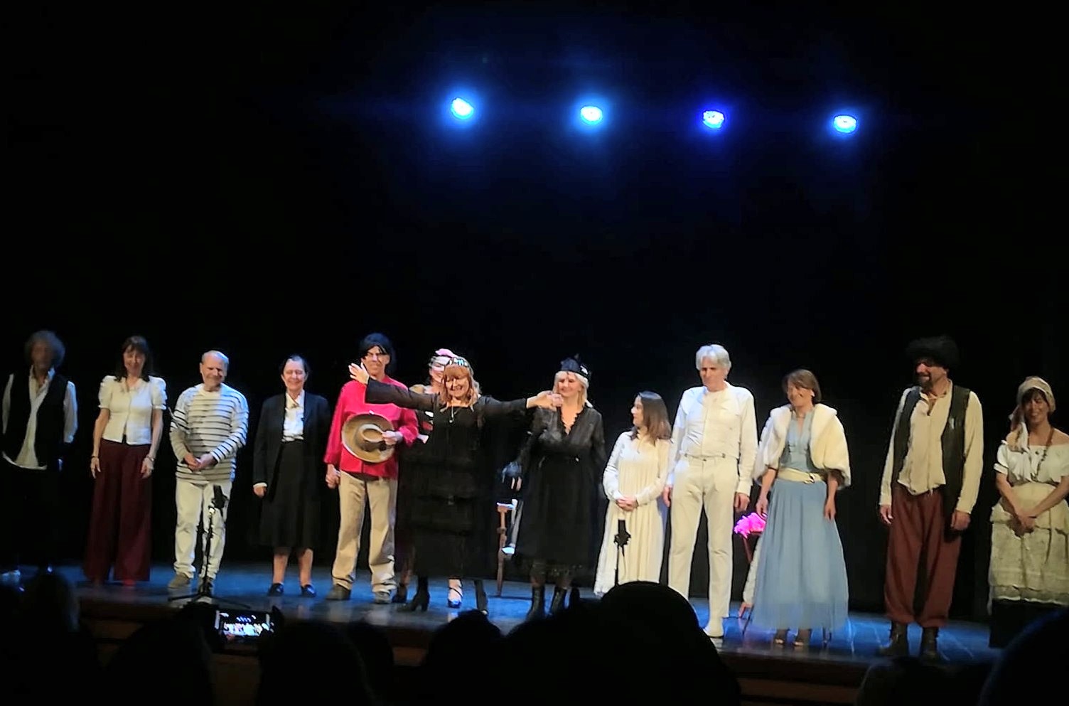 teatro gremito per lo spettacolo teatrale sull’Arte del Circolo Reading e drama per la regia di Lilia De Apollonia – Sanremonews.it teatro gremito per lo spettacolo teatrale sull’Arte del Circolo Reading e drama per la regia di Lilia De Apollonia – Sanremonews.it