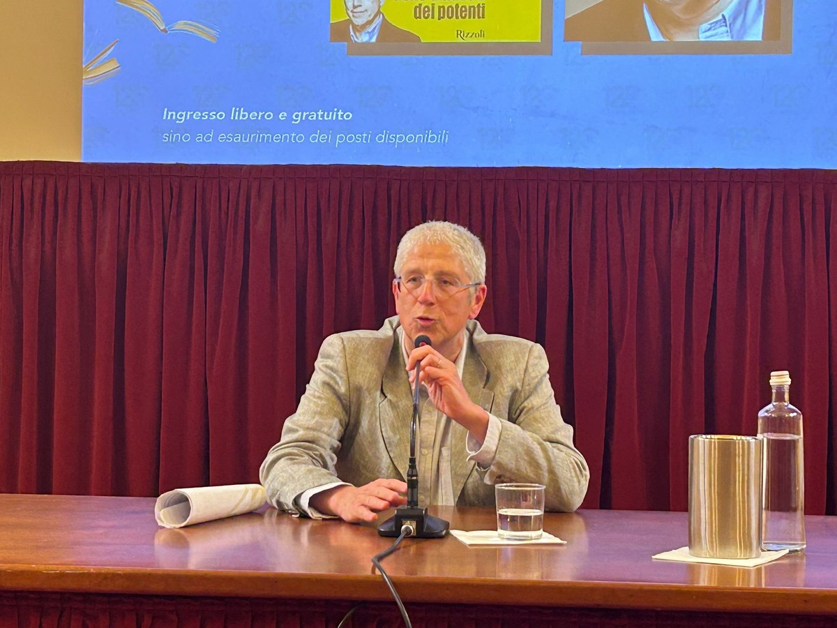 Sanremo, successo ai Martedì Letterari per Mario Giordano: al centro il crollo delle dinastie del capitalismo familiare (Foto) Sanremo, successo ai Martedì Letterari per Mario Giordano: al centro il crollo delle dinastie del capitalismo familiare (Foto)