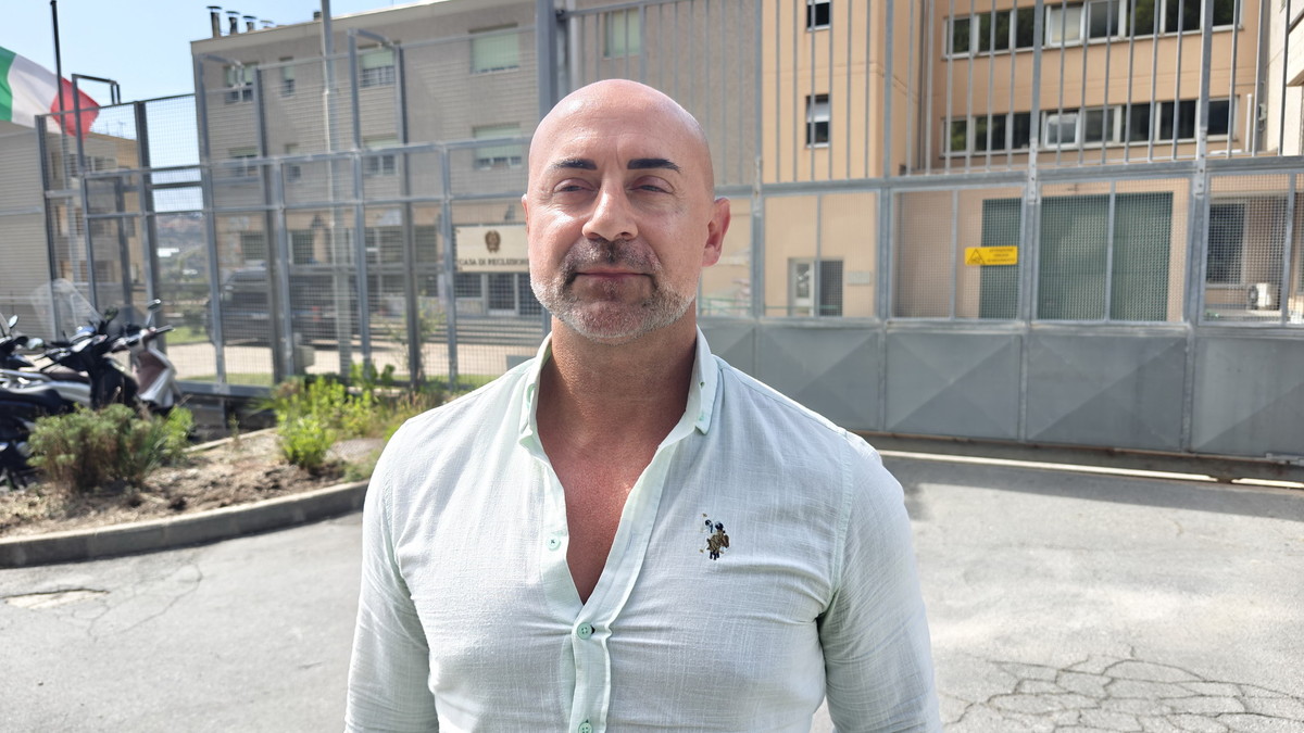 Interno di corridoio carcerario con personale penitenziale, rappresentanti sindacali visitano struttura detentiva