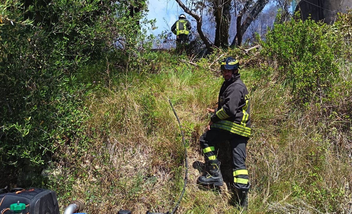 Verezzo, sorpreso mentre tenta di appiccare un incendio nei boschi: arrestato un 32enne sanremese