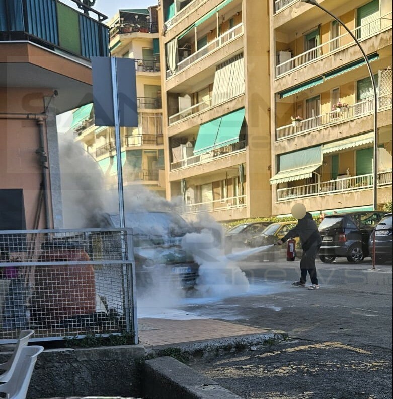 Sanremo, incendio di un'auto in via Galileo Galilei: il coraggio di due cittadini evita conseguenze ben più gravi (Foto)