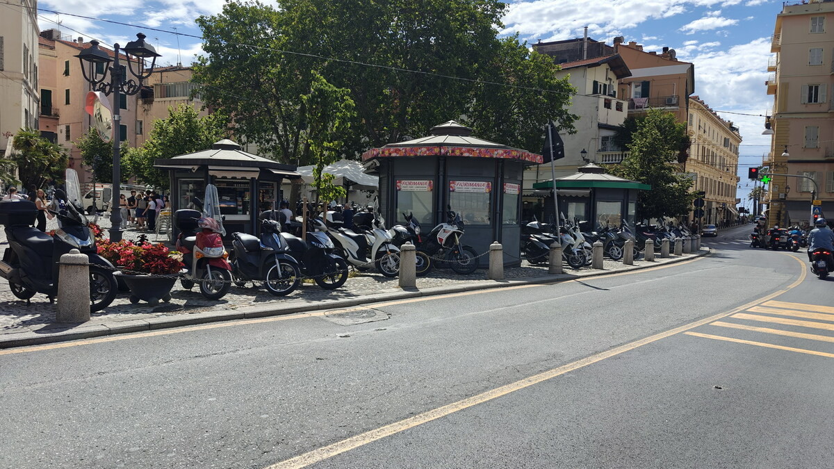 Sanremo, il rebus dei parcheggi per scooter e moto: tra piazza Muccioli e piazza Eroi, per il futuro cresce la preoccupazione (Foto)