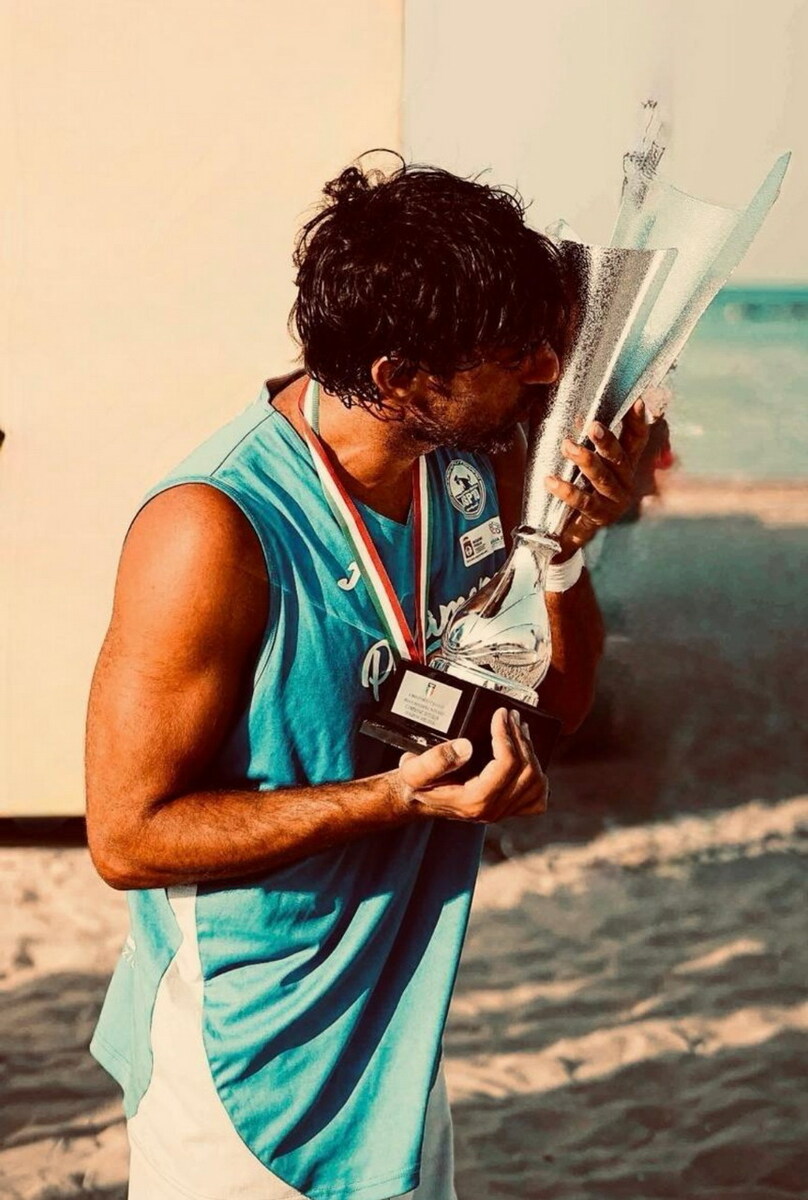 Atleta di Beach Handball in azione sulla sabbia durante una competizione nazionale