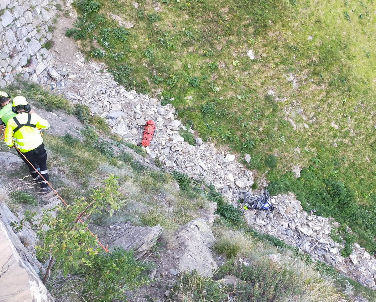 Strada di montagna con torrente asciutto, area collinare, curve e vegetazione circostante