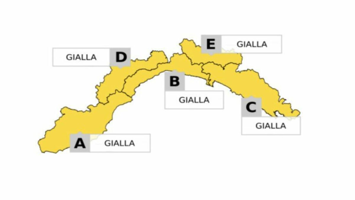 Cielo nuvoloso su costa ligure con previsione di temporali imminenti, scenario invernale