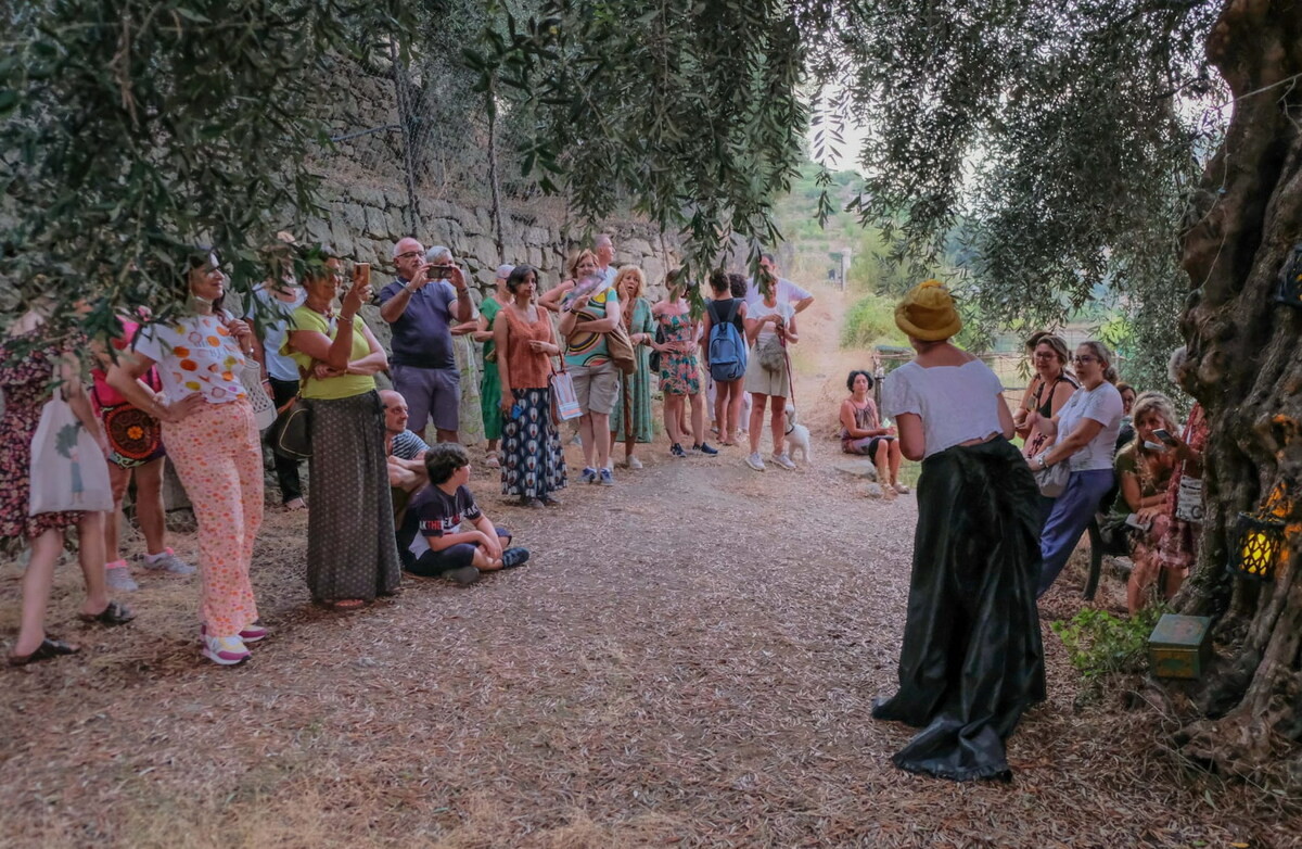 Spettacolo teatrale notturno sul sentiero naturalistico di Bordighera con vista sul mare e vegetazione ligure