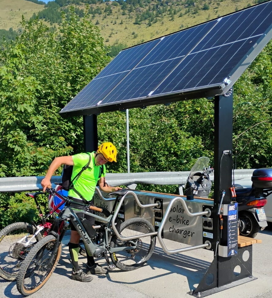Sentieri montani con segnaletica, pensiline solari e stazioni di ricarica per e-bike tra la costa e l'entroterra ligure