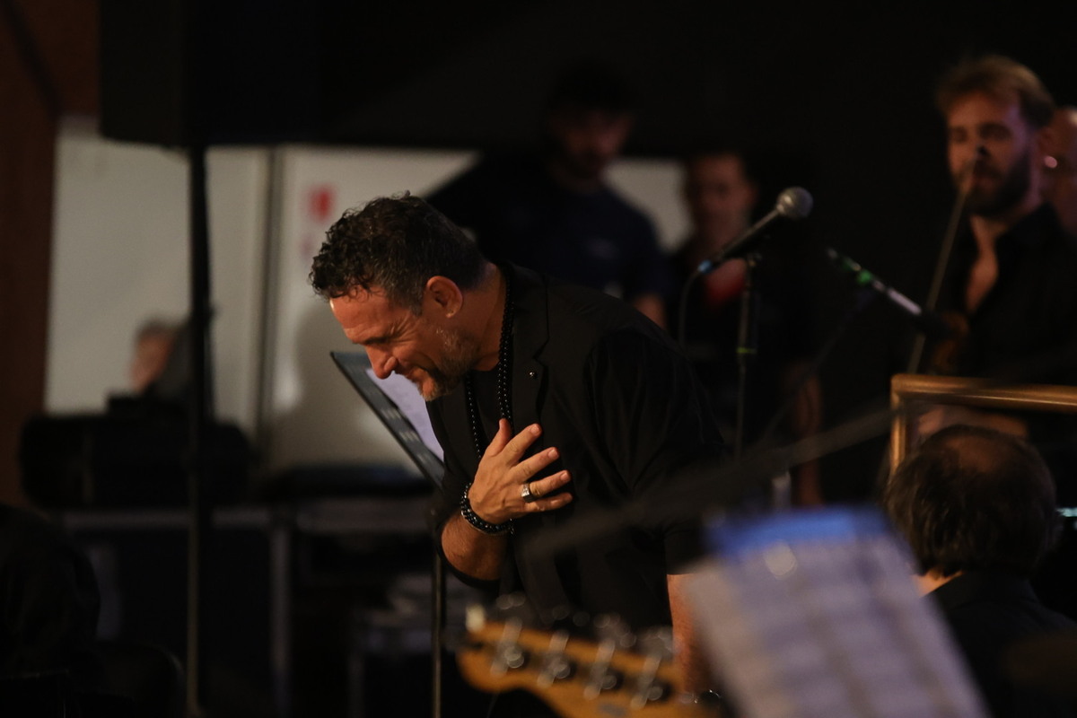 Artista sul palco dell'auditorium Franco Alfano di Sanremo durante concerto con tema napoletano