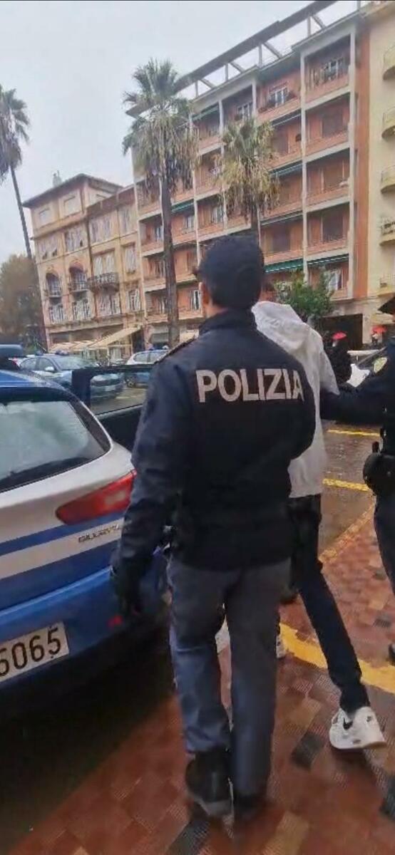 Agenti accanto alla volante, fotografia pubblicata dalla fonte
