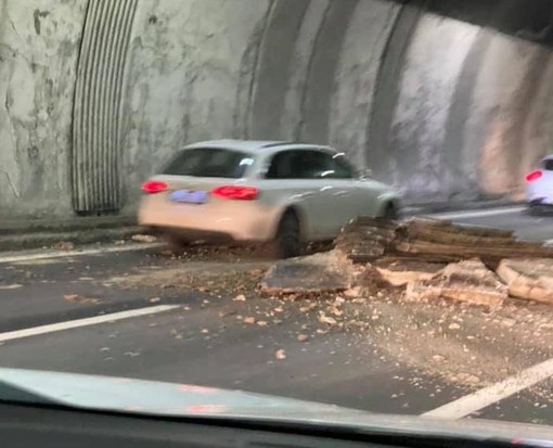Crolla parte del soffitto di una galleria sulla A26: altra grana per la viabilità durante le feste Crolla parte del soffitto di una galleria sulla A26: altra grana per la viabilità durante le feste