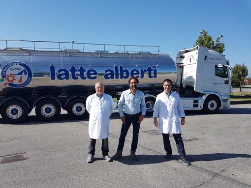 Alberto Alberti e Matteo Alberti, rispettivamente seconda e terza generazione dell’azienda casearia, insieme al conduttore Federico Quaranta