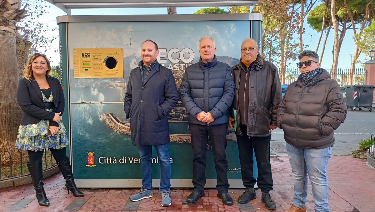 Raccolta differenziata, Ventimiglia inaugura la macchina ‘Mangiaplastica’ (Foto e video) – Sanremonews.it Raccolta differenziata, Ventimiglia inaugura la macchina ‘Mangiaplastica’ (Foto e video) – Sanremonews.it