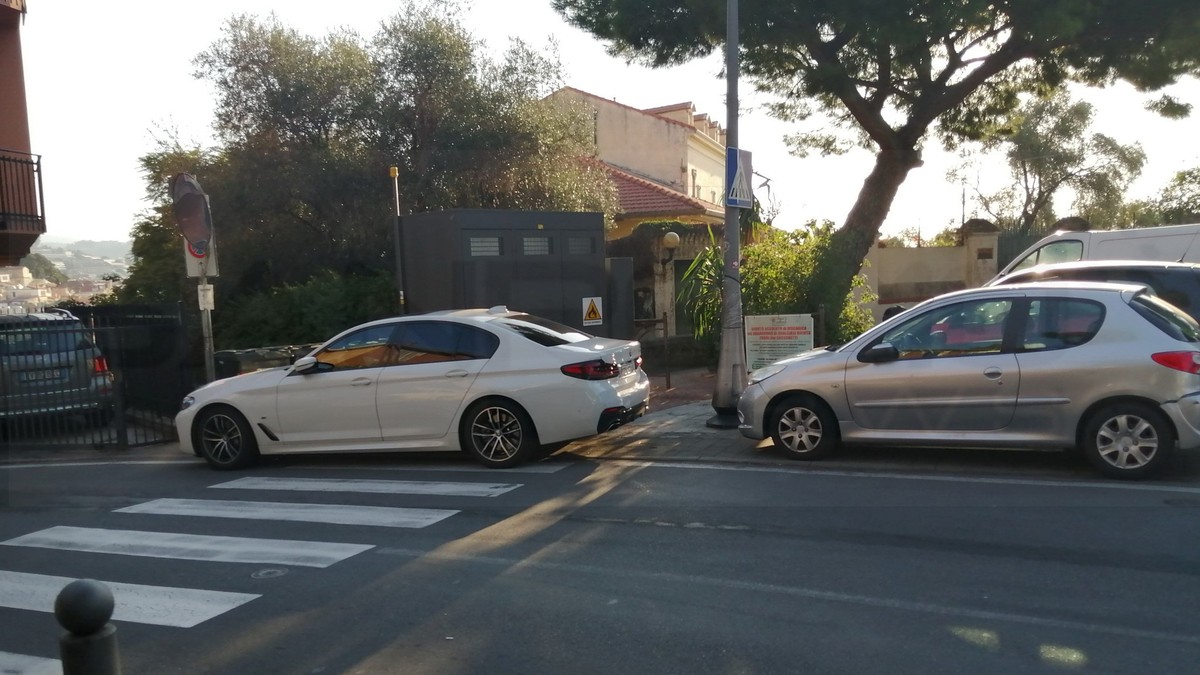 Sanremo: parcheggio selvaggio in corso Inglesi e piazza San Bernardo, la rabbia di una lettrice (Foto) Sanremo: parcheggio selvaggio in corso Inglesi e piazza San Bernardo, la rabbia di una lettrice (Foto)