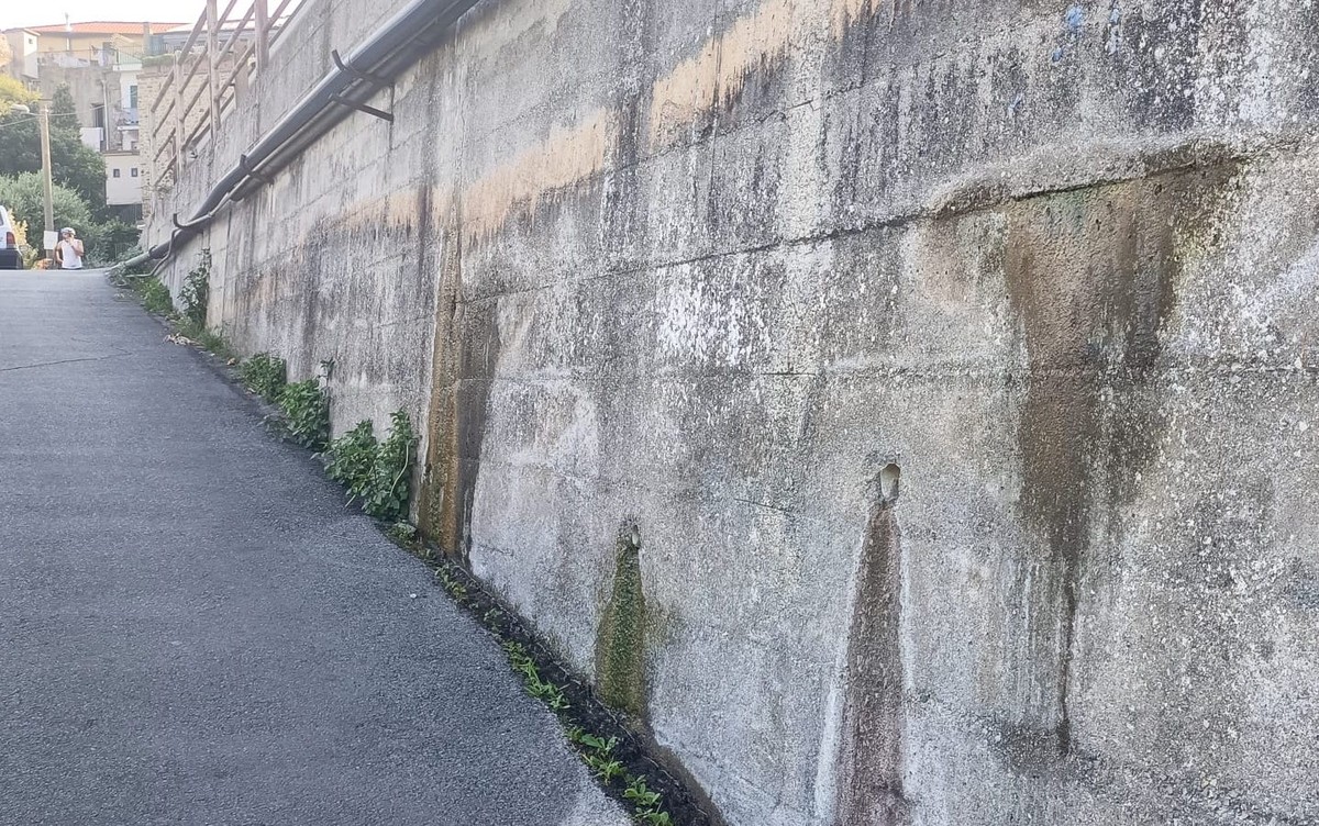 Sanremo: ennesimo spreco idrico sul territorio, da mesi sgorga acqua da un  muro di Coldirodi 
