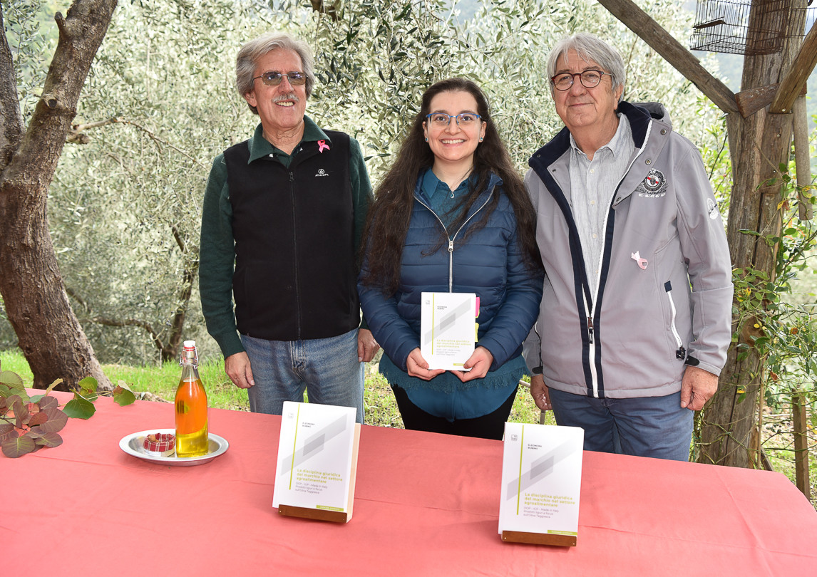 Bajardo, Eleonora Rubino ha presentato il suo libro “La disciplina giuridica del marchio nel settore agroalimentare: DOP, IGP, Made in Italy, Prodotti liguri e focus sull’Oliva Taggiasca” (foto) Bajardo, Eleonora Rubino ha presentato il suo libro “La disciplina giuridica del marchio nel settore agroalimentare: DOP, IGP, Made in Italy, Prodotti liguri e focus sull’Oliva Taggiasca” (foto)