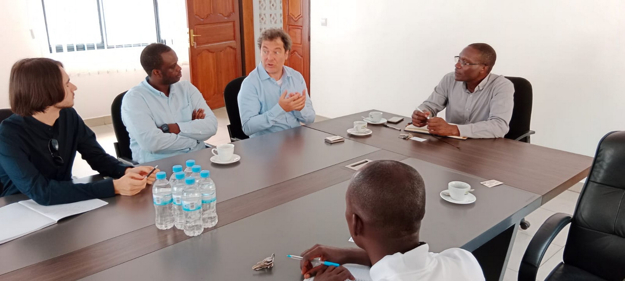 Le eccellenze enogastronomiche imperiesi arrivano in Rwanda: il console Giovanni Davite riceve una selezione di pregiati prodotti artigianali Le eccellenze enogastronomiche imperiesi arrivano in Rwanda: il console Giovanni Davite riceve una selezione di pregiati prodotti artigianali