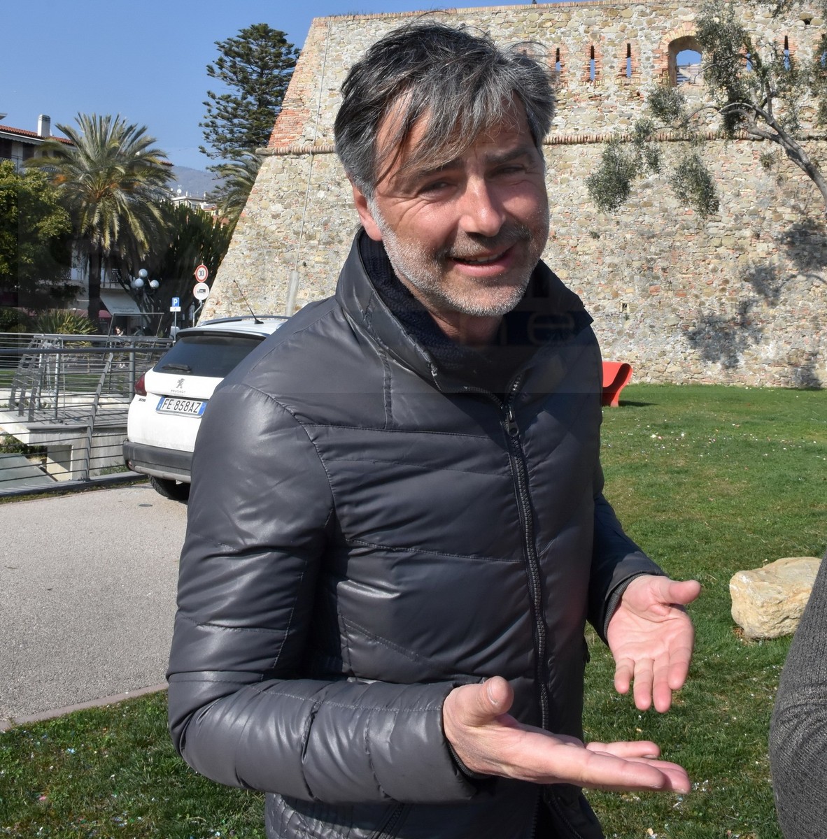 Piazza San Siro a Sanremo, evento letterario serale con pubblico in estate