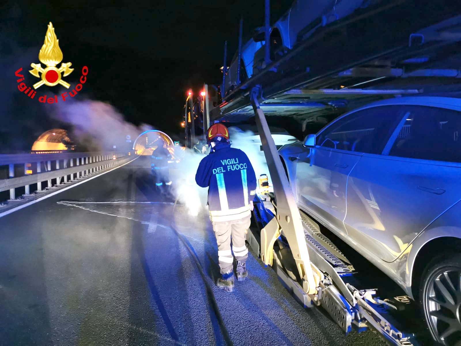 Taggia: surriscaldamento ai freni di una bisarca che trasportava Tesla, intervento dei Vigili del Fuoco (Foto) Taggia: surriscaldamento ai freni di una bisarca che trasportava Tesla, intervento dei Vigili del Fuoco (Foto)