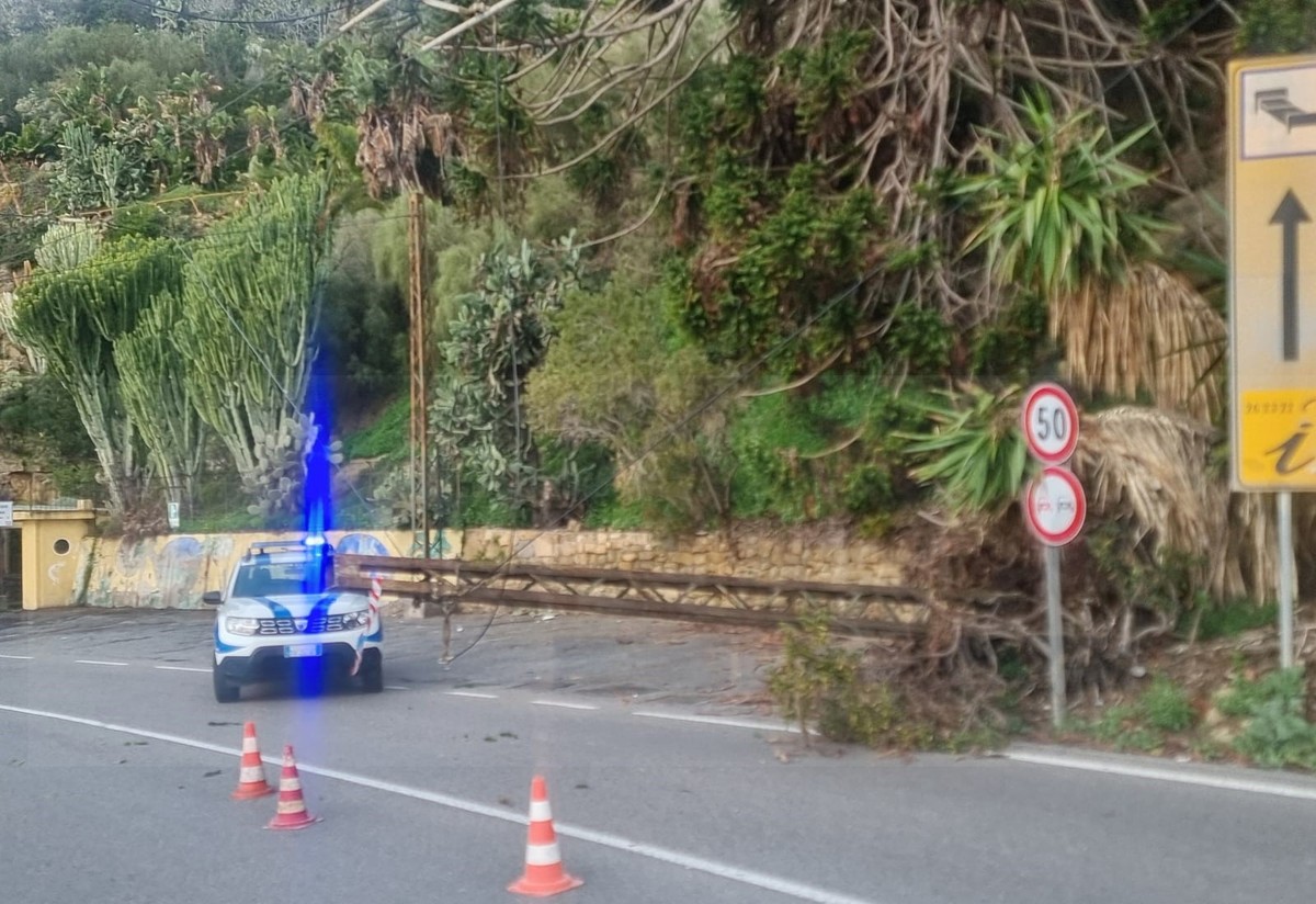 Dopo l’ennesimo crollo a Bordighera: ‘Azione’ chiede l’immediata dismissione della linea filoviaria Dopo l’ennesimo crollo a Bordighera: ‘Azione’ chiede l’immediata dismissione della linea filoviaria