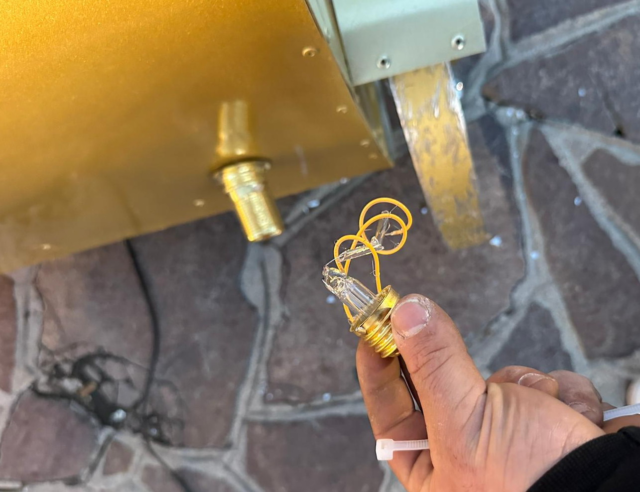 Sanremo: vandalizzato il trenino installato con le luminarie in piazza Colombo (Foto) Sanremo: vandalizzato il trenino installato con le luminarie in piazza Colombo (Foto)