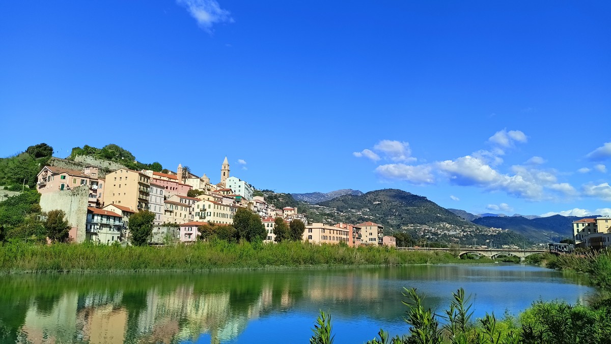 La Befana arriva a Ventimiglia Alta per donare dolcetti e caramelle ai bambini (Foto) – Sanremonews.it La Befana arriva a Ventimiglia Alta per donare dolcetti e caramelle ai bambini (Foto) – Sanremonews.it