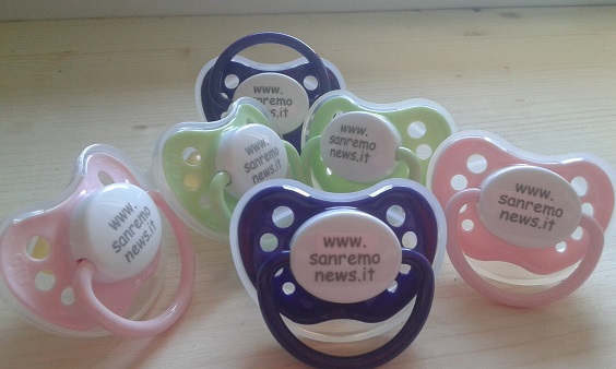 Prosegue la tradizionale iniziativa: il ‘primo ciuccio’ ai nati il 1° gennaio lo regala SanremoNews e LaVocediImperia Prosegue la tradizionale iniziativa: il ‘primo ciuccio’ ai nati il 1° gennaio lo regala SanremoNews e LaVocediImperia