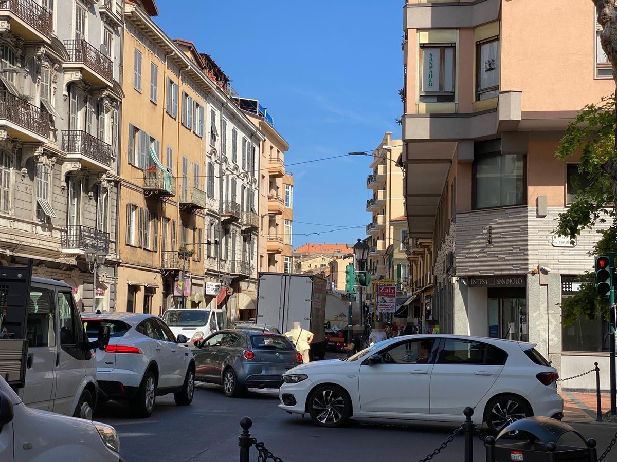 Lavori e incidente in autostrada, traffico in tilt a Ventimiglia. Scullino: “Urge l’Aurelia Bis” (Foto) – Sanremonews.it Lavori e incidente in autostrada, traffico in tilt a Ventimiglia. Scullino: “Urge l’Aurelia Bis” (Foto) – Sanremonews.it