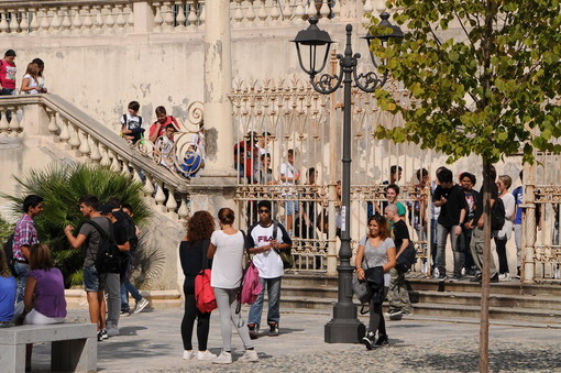 Gli alunni del 'Colombo' all’inaugurazione dell’Ambasciata del Terzo Paradiso al Forte dell'Annunziata di Ventimiglia Gli alunni del 'Colombo' all’inaugurazione dell’Ambasciata del Terzo Paradiso al Forte dell'Annunziata di Ventimiglia