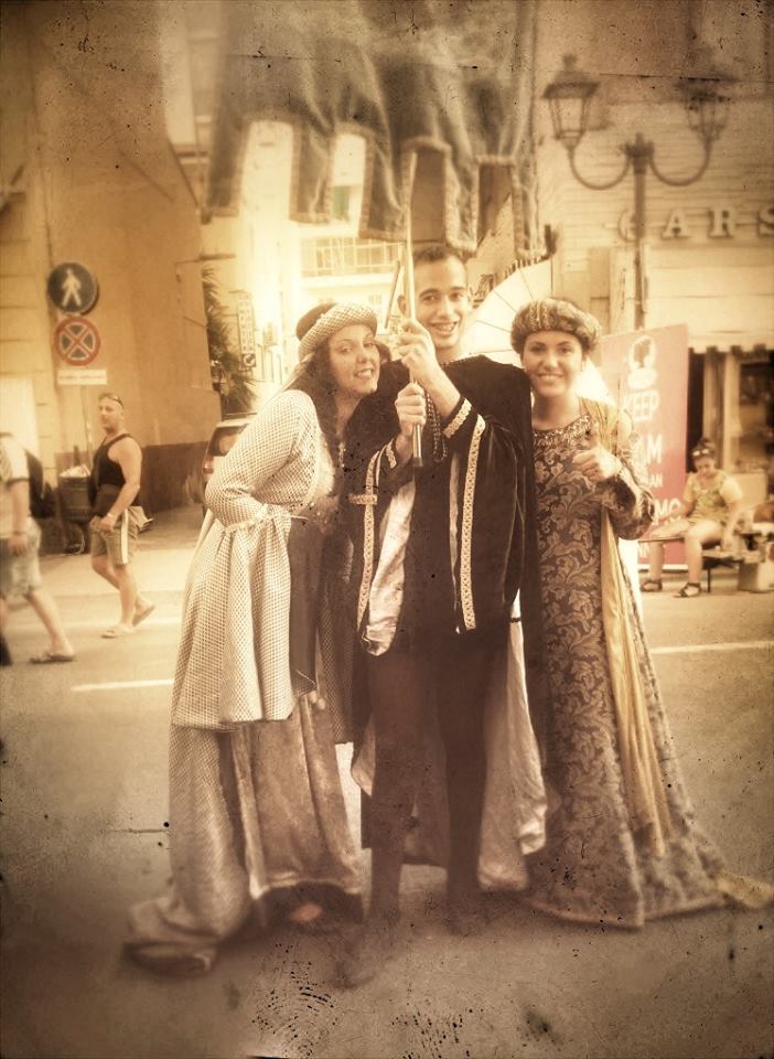 Vallecrosia: gli sbandieratori e tamburine del Sestiere Burgu alla manifestazione di Confesercenti denominata 'Di Mercoledì' Vallecrosia: gli sbandieratori e tamburine del Sestiere Burgu alla manifestazione di Confesercenti denominata 'Di Mercoledì'