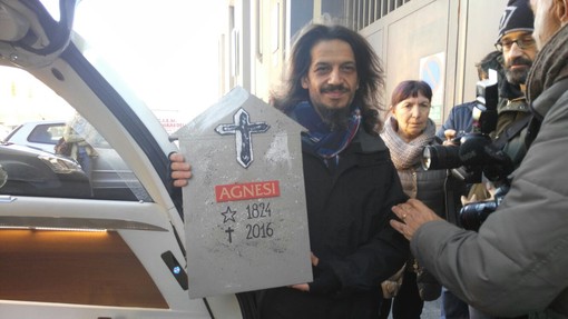 Imperia: una petizione online per aiutare gli operai Agnesi: "Li hanno abbandonati, non scordiamoci di loro" Imperia: una petizione online per aiutare gli operai Agnesi: "Li hanno abbandonati, non scordiamoci di loro"