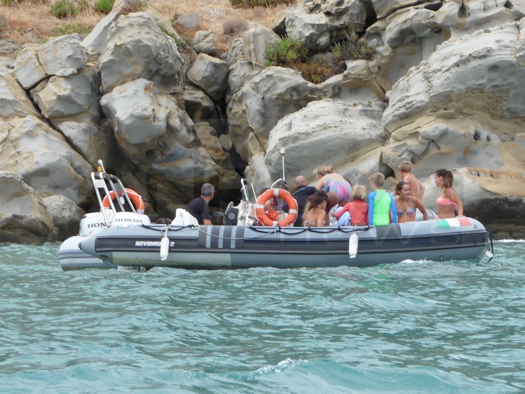 Porta di Bordighera con attività sportive acquatiche, vele, kayak e subacquei in azione sul mare