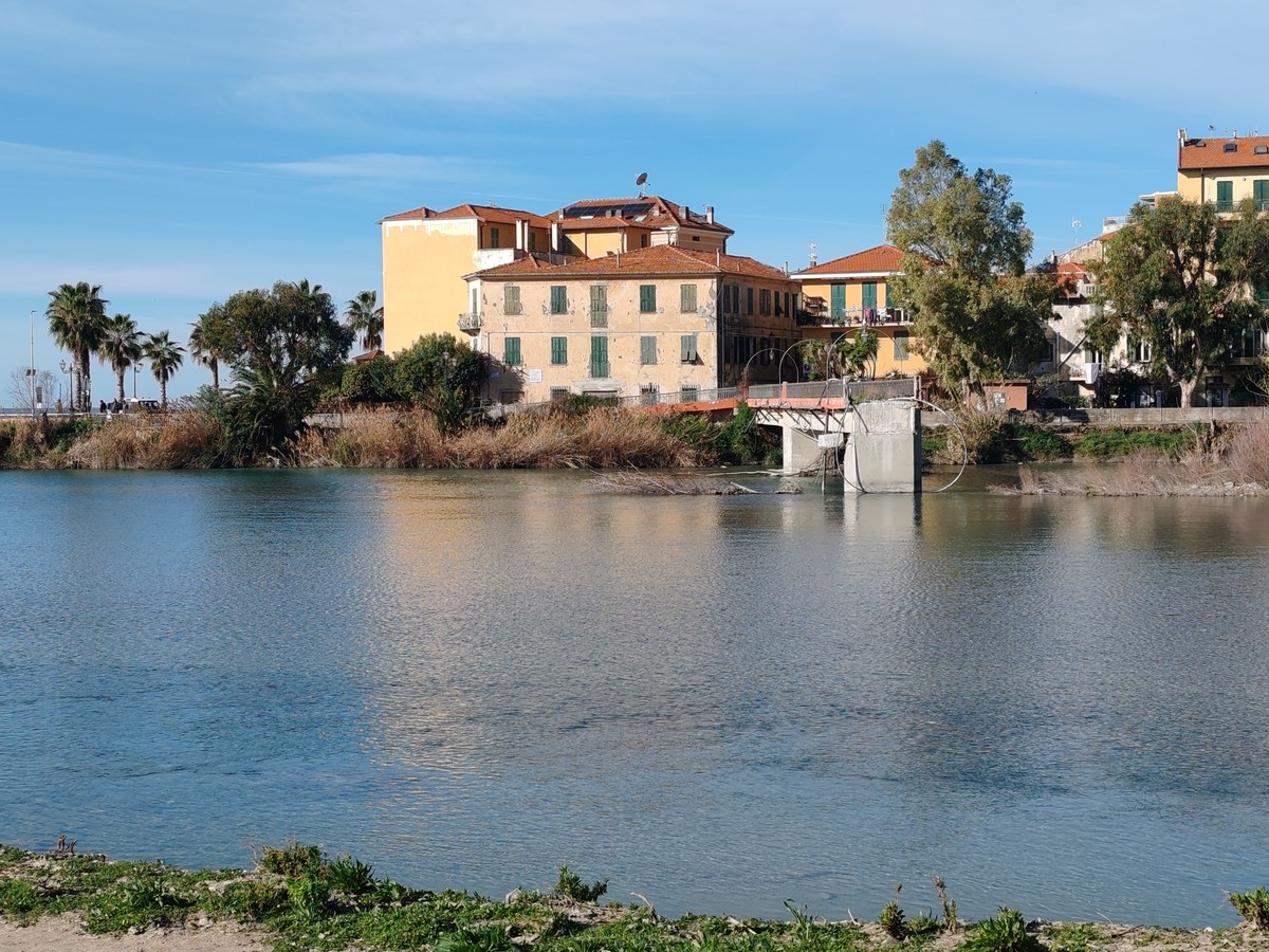 Passerella a Ventimiglia, sopralluogo tecnico per la demolizione del moncone (Foto) – Sanremonews.it Passerella a Ventimiglia, sopralluogo tecnico per la demolizione del moncone (Foto) – Sanremonews.it