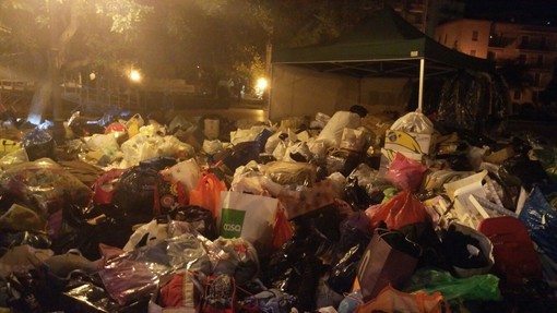 A Imperia si litiga pure sulla raccolta per i terremotati: "E' servita solo a svuotare gli armadi pieni di roba vecchia" A Imperia si litiga pure sulla raccolta per i terremotati: "E' servita solo a svuotare gli armadi pieni di roba vecchia"
