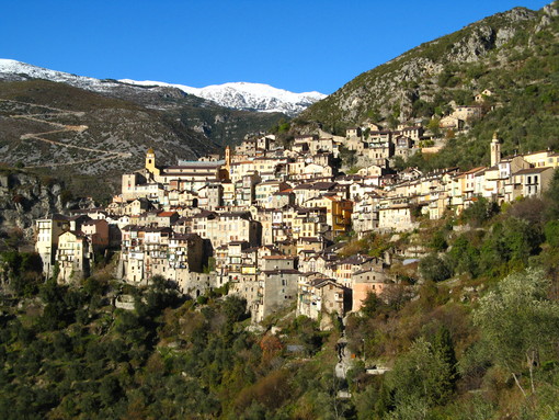 Saorgio al crocevia della Storia: il destino di un borgo ligure tra Italia e Francia nel racconto di Pierluigi Casalino Saorgio al crocevia della Storia: il destino di un borgo ligure tra Italia e Francia nel racconto di Pierluigi Casalino