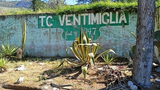 Ventimiglia, sgomberato il tennis club di Peglia. Di Muro: "Struttura ormai fatiscente e pericolosa" Ventimiglia, sgomberato il tennis club di Peglia. Di Muro: "Struttura ormai fatiscente e pericolosa"