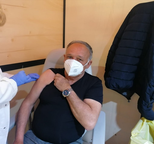 Vaccini: Viviana e Guido (66 e 65 anni) tra i primi in Liguria a vaccinarsi con Novavax Vaccini: Viviana e Guido (66 e 65 anni) tra i primi in Liguria a vaccinarsi con Novavax