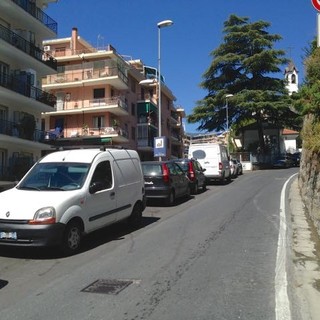 Sanremo: divieti di sosta non rispettati al Borgo, il parere di un lettore e un'ampia documentazione fotografica Sanremo: divieti di sosta non rispettati al Borgo, il parere di un lettore e un'ampia documentazione fotografica