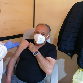 Vaccini: Viviana e Guido (66 e 65 anni) tra i primi in Liguria a vaccinarsi con Novavax Vaccini: Viviana e Guido (66 e 65 anni) tra i primi in Liguria a vaccinarsi con Novavax